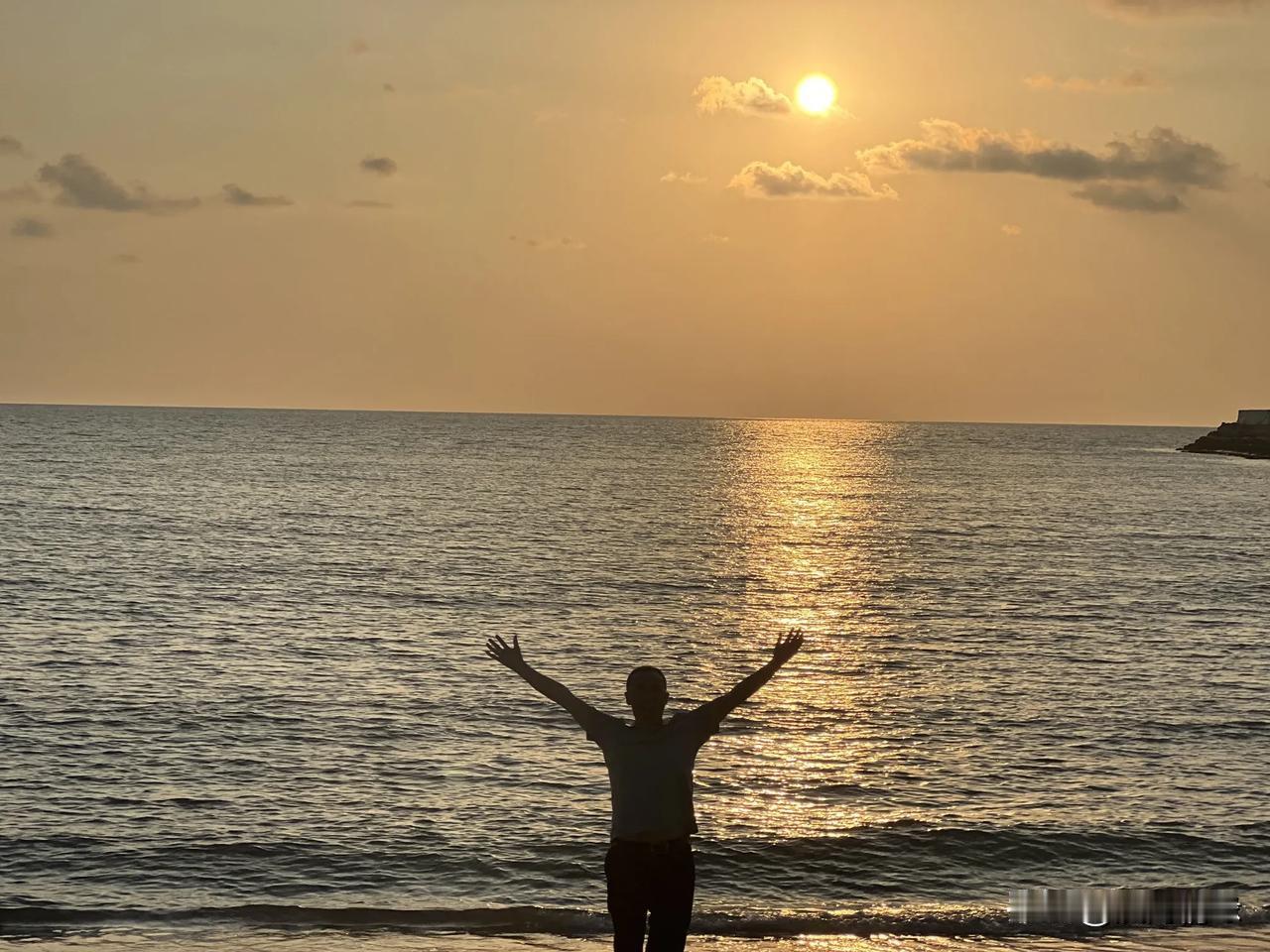 七律•龙沐湾日落
仲秋久旱碧空晴，瀚海微澜浪渐平。
漫赏斜阳龙沐处，悠巡曲岸岭头