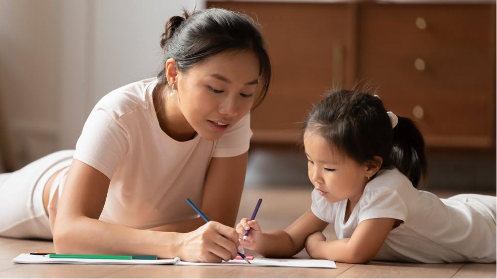 以前的孩子唱“我去炸学校”，现在的孩子只会说“那咋了，受着呗”。别小看这两个变化