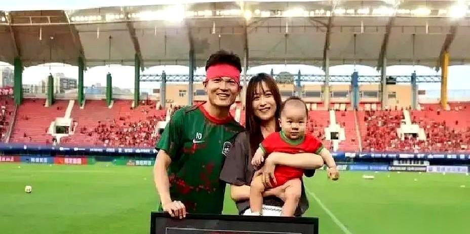 黄紫昌前脚刚提着箱子走人，武汉那边300万年薪的香槟估计还没开呢。
我们河南队这