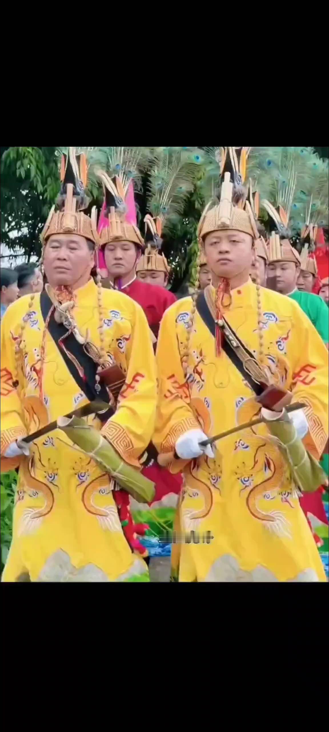 盈江虎哥。
预备唱。
听音乐·目瑙纵歌。
《日璐纵歌》改编歌曲日。
红火塘火苗红