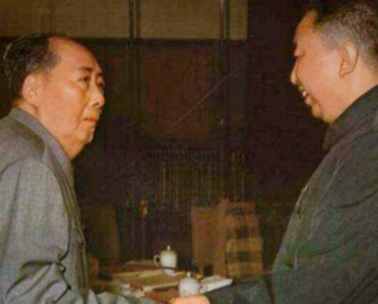 1976年，毛主席去世，当华国锋赶到中南海时，毛主席已无呼吸，情急之下，华国锋迅