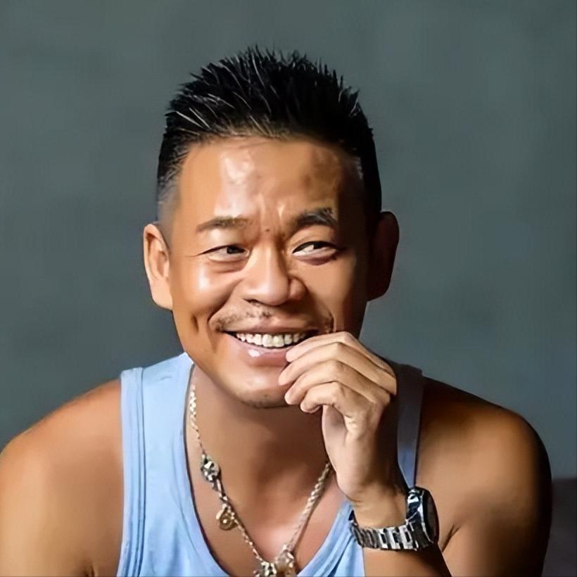 演员，孙浩，本来是歌手，上过两次春晚，唱过中华民谣，可惜，发展受阻，越来越泯然众