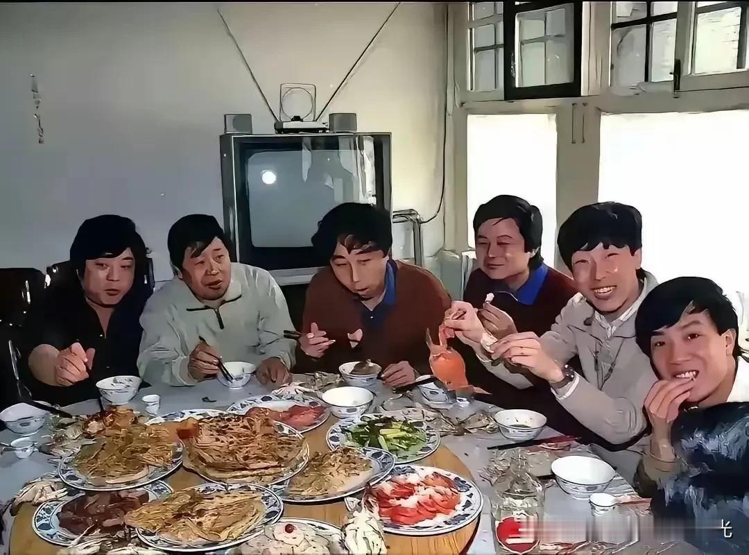 相声界老照片

马季和冯巩等人聚餐吃饭，
那个年代吃的也可以了。

202410