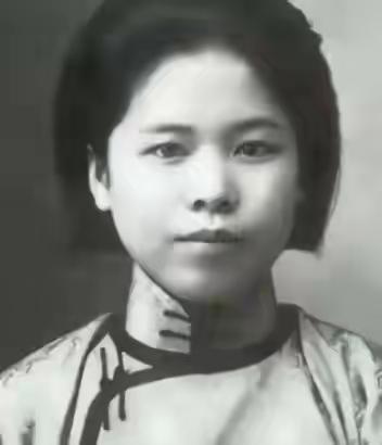 1947年，几个特务，扯下了杨虎城夫人谢葆真的裤子。就在牢房里。当着所有人的面。