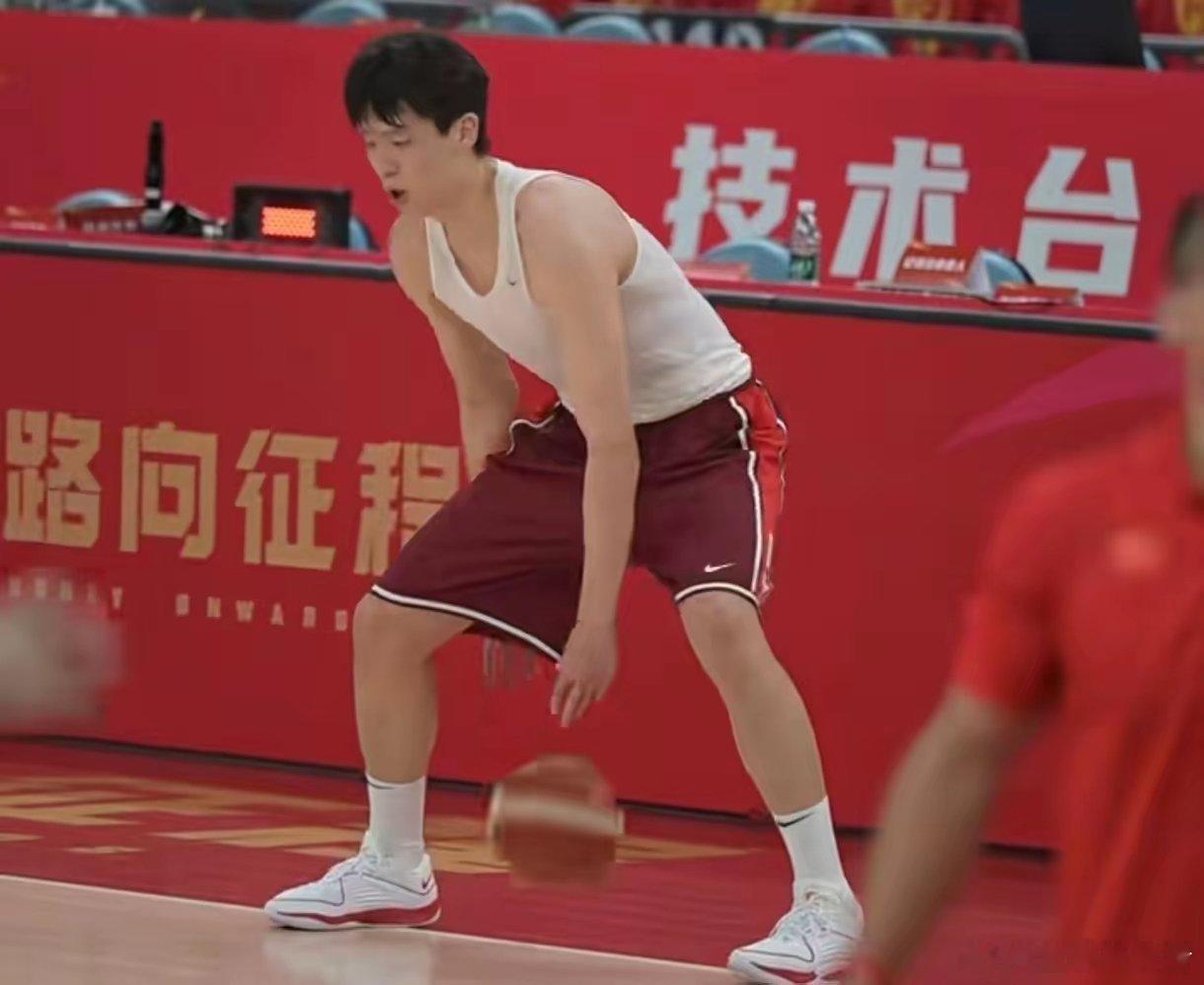 建议郭士强指导，杨瀚森别带7月3日主场对战日本男篮的比赛。目前看他真的不如徐昕好