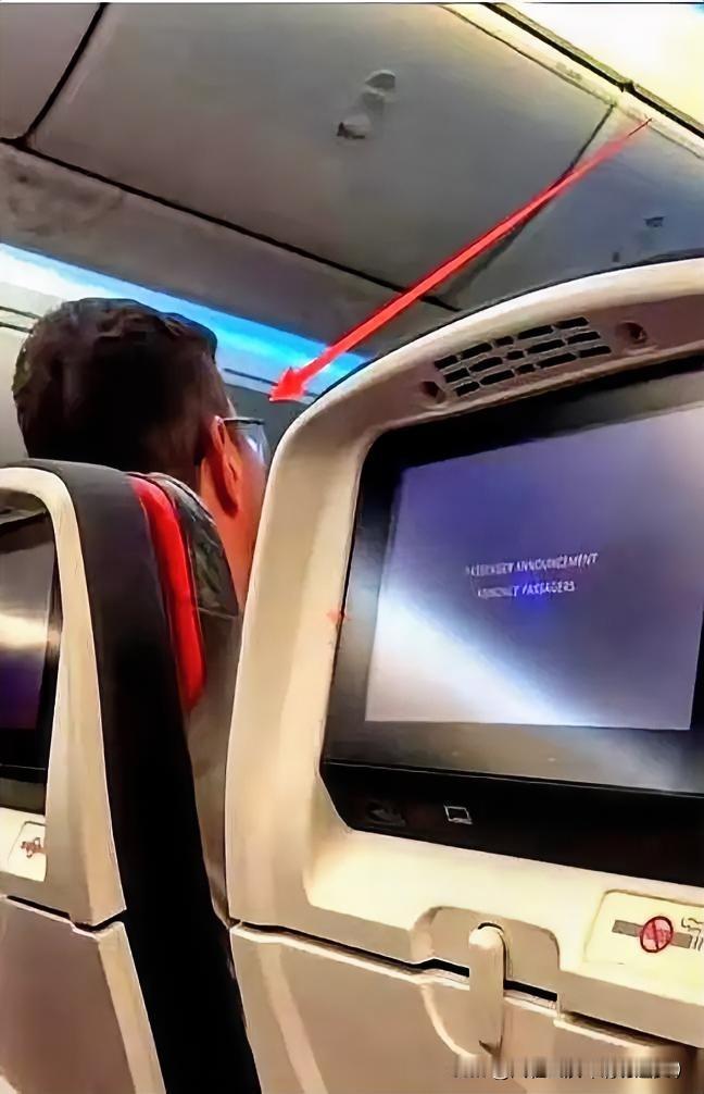 霸气！外籍男子航班辱骂中国姑娘 飞机滑行后掉头驱离
 
哈尔滨始发的航班上，一名