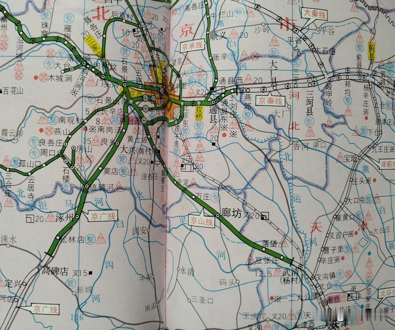 三十年前的中国铁路交通地图集里面，北京与天津之间的铁路属于京山线，即北京到山海关