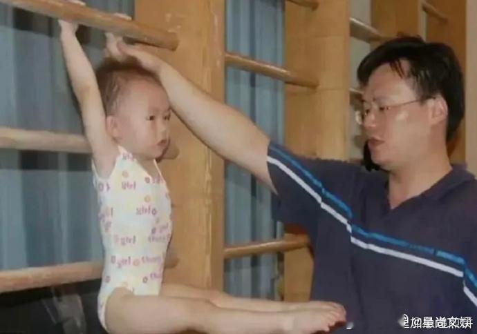 #小时候的陈芋汐##我玩泥巴的年纪陈芋汐在拿奖牌# 玩泥巴的时光轻松愉悦，陈芋汐