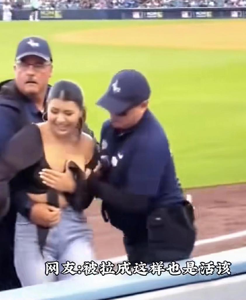 女子冲场被保安拉，不小心扒到衣服，保安只好用手给她挡住胸部，保安是不是有意的?