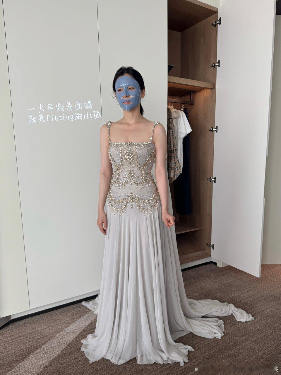 张婧仪超大号浴袍围兜张婧仪裹着浴袍吃饭  就这样被此女萌一大跳！ 