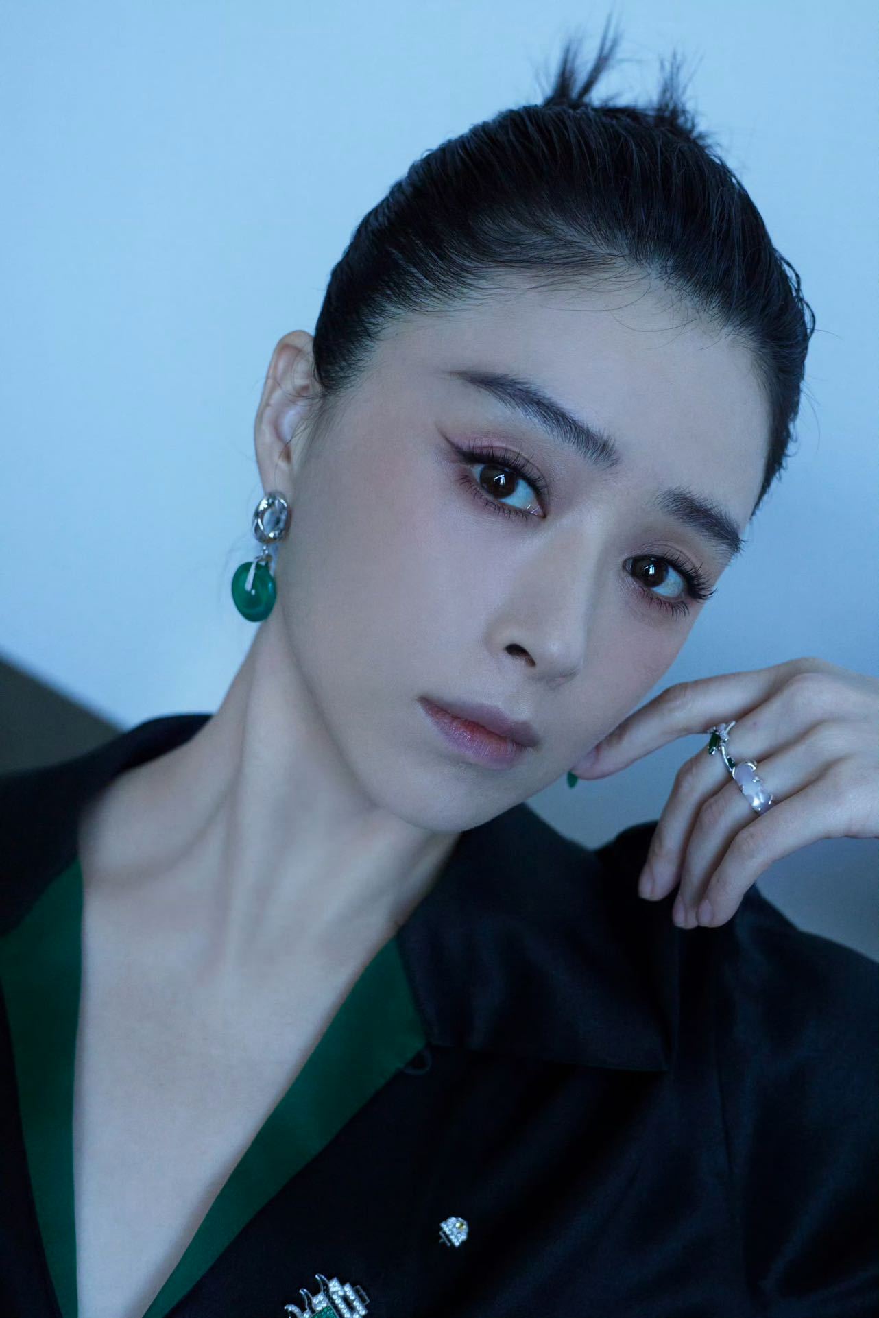 蒋欣成为问界M9银境紫首位车主蒋欣遛狗像在拍时尚大片 蒋欣你太懂了吧，时尚与科技