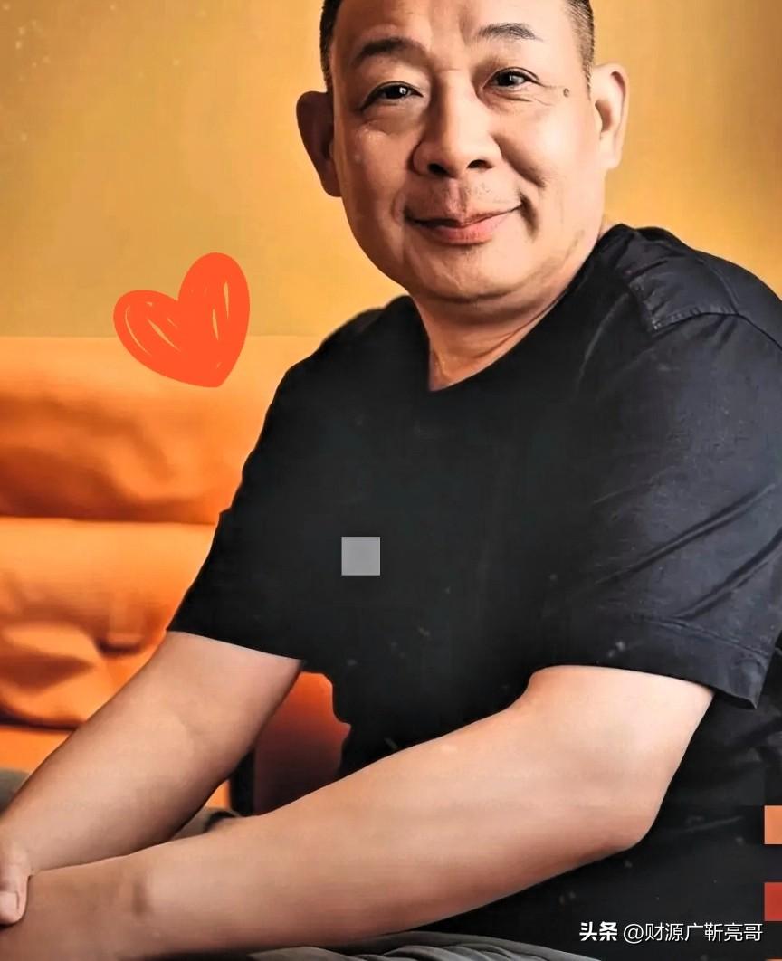 在许昌打个车，随口抛出个试探：“于东来算咱们这儿的首富吧？”

司机师傅咧嘴一乐