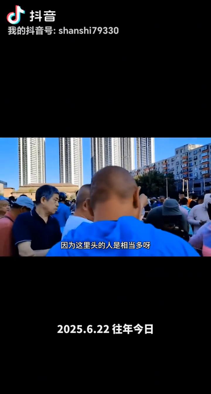 沈阳逛老北市花鸟鱼市场。
我现在的位置是在沈阳的老北市古玩城市场门前，实际上这里
