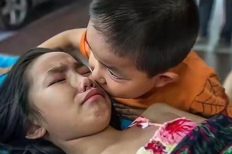 2017年，一个7岁的小男孩独自把11岁的姐姐推到医院。医生问他父母在哪，孩子低