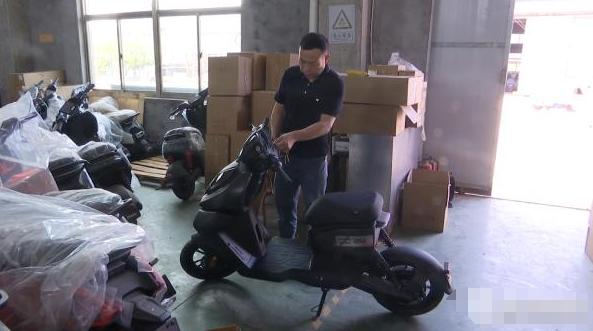 不讲武德！5月29日，江苏，男子为了快速赚钱，加盟一电动车品牌，可没想到，半年时