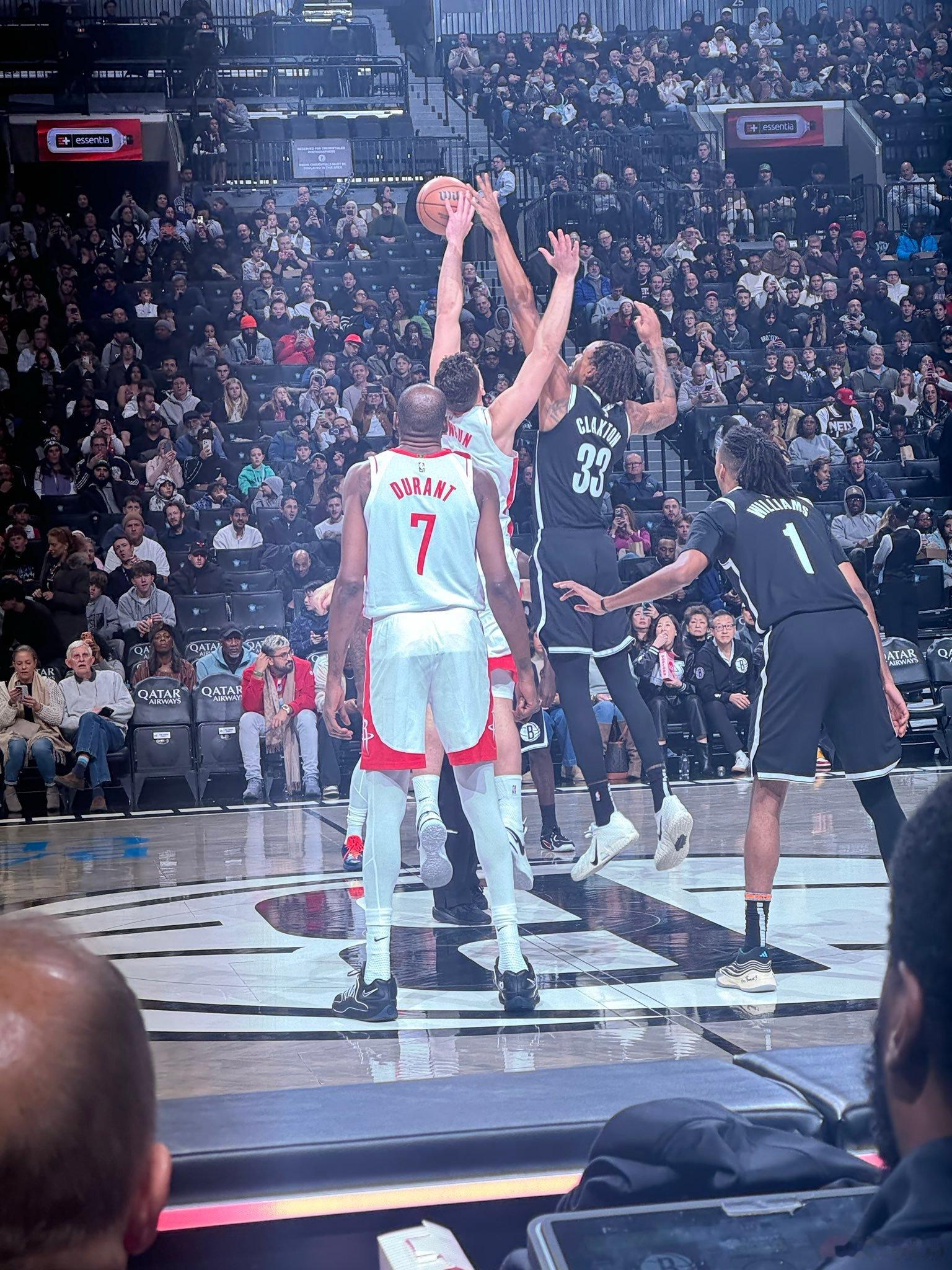 这是瓦妮莎在昨天比赛开球时个人亲手拍下的照片。原图直出，没有任何编辑/滤镜。画面