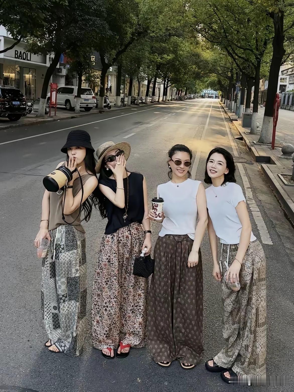 没想到今年流行这种裤子。
这应该是8，90年代的阔脚裤吧，
现在改叫奶奶裤。
年