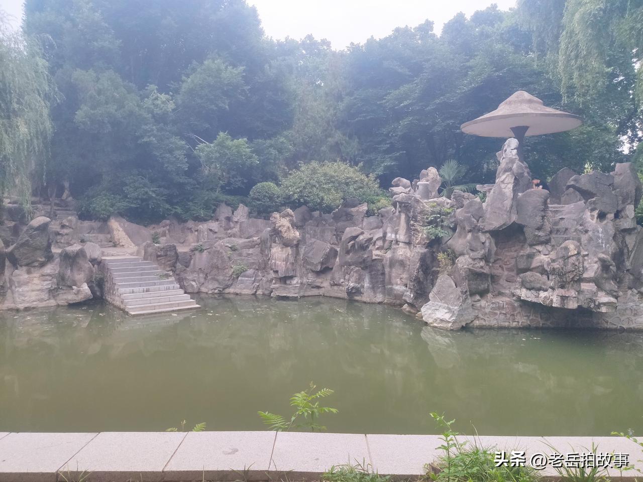 一个小山村的村边山岗上有一个泉眼，泉眼的下方有一个四五平方的石头凹，因为有泉眼不