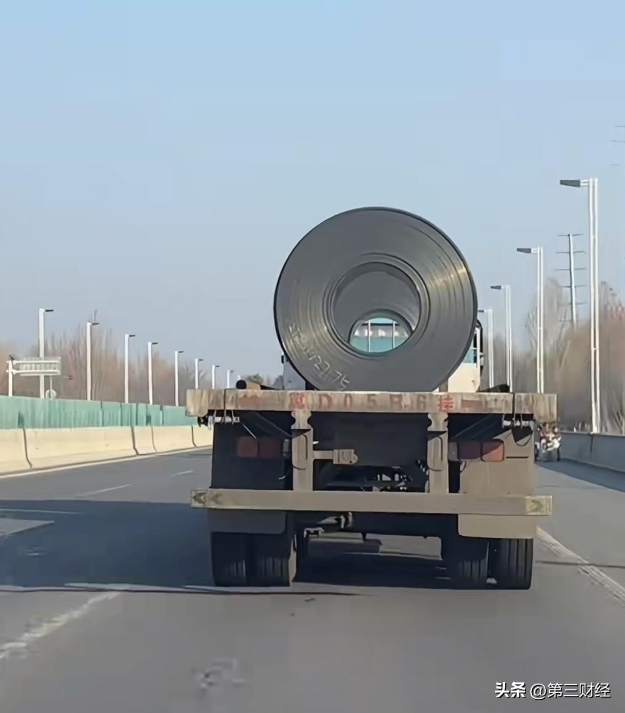 众所周知，大货车拉钢卷很危险，网友为此设计了一个安全方案，大家看看行不行[捂脸]