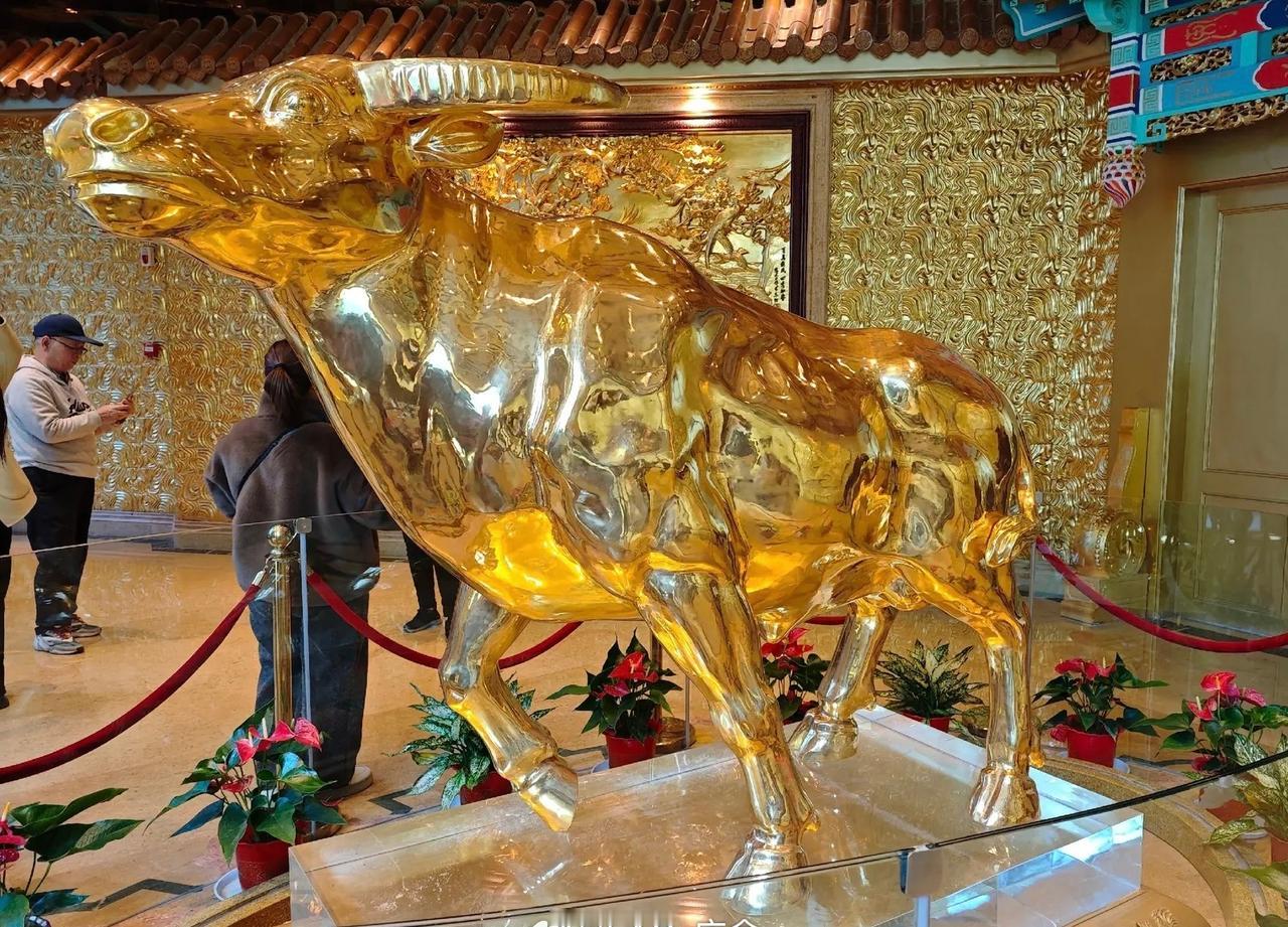 大型雕像保值、升值的新思路。
（图一）华西村曾经花费三亿元巨资打造的金牛，在金价