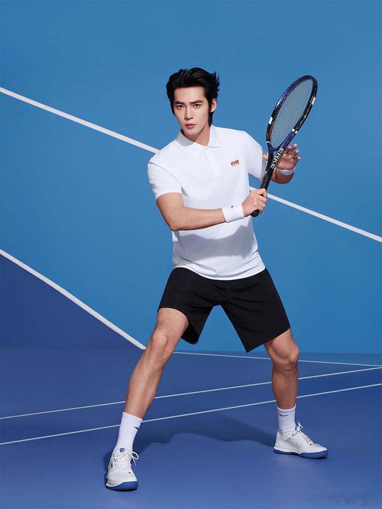 鸿星尔克的陪伴从校园到职场夏天选上衣，舒服透气真的太重要。还记得大学那会，日常出