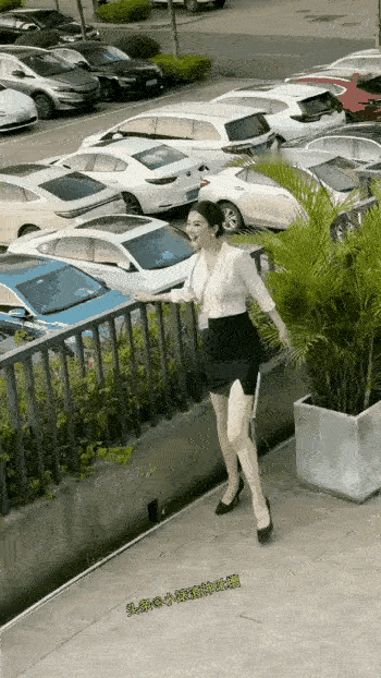 有网友说，能娶到这样的女孩会很幸福，我的观点正相反，这样的女孩可以谈恋爱，不能当