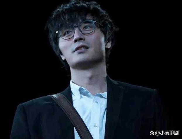《藏锋》这个戴眼镜的反派谁演的？看着斯斯文文像个老师，动起手来比谁都狠，他这张脸