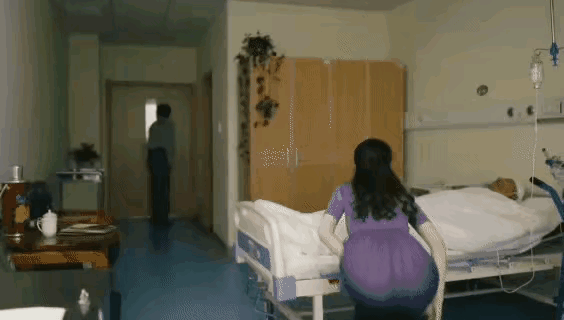 女人去医院看病人，站着没感觉什么。
突然坐下来，那么一瞬间。
珠圆玉润，身材那么