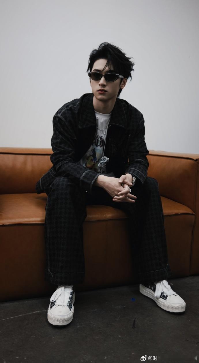 严浩翔新说唱高光结算新说唱2025 制作人舞台也超期待！今晚18点先蹲严师，明天