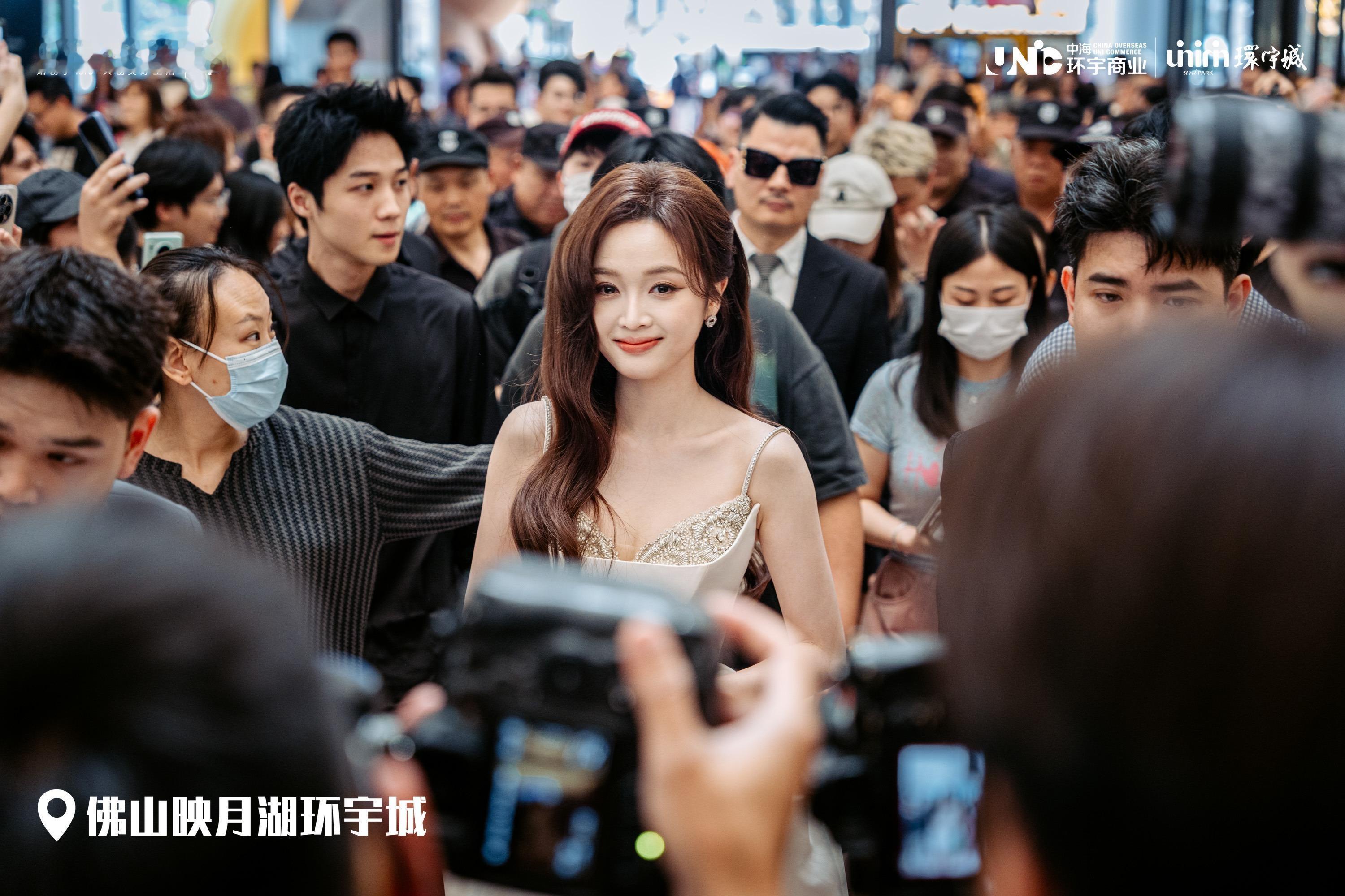 金色彩带雨中的吴宣仪.吴宣仪 今天活动场地发的吴选，每张都好漂亮喔