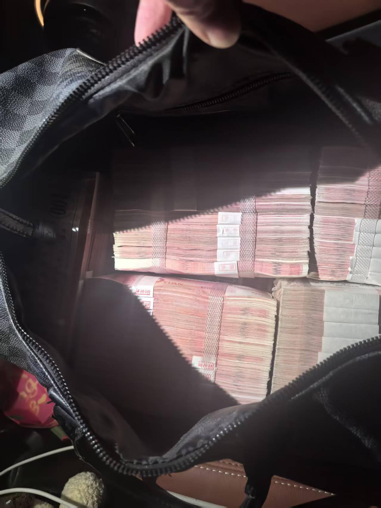 分享我这周有趣的事：看了网上的消息才知道100w足足有23斤重呢[爱慕][爱慕]