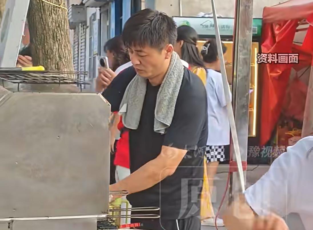 8 月 6 日傍晚五点半，平顶山河滨公园南门周边夜市还未迎来完整晚间客流，陈杰经
