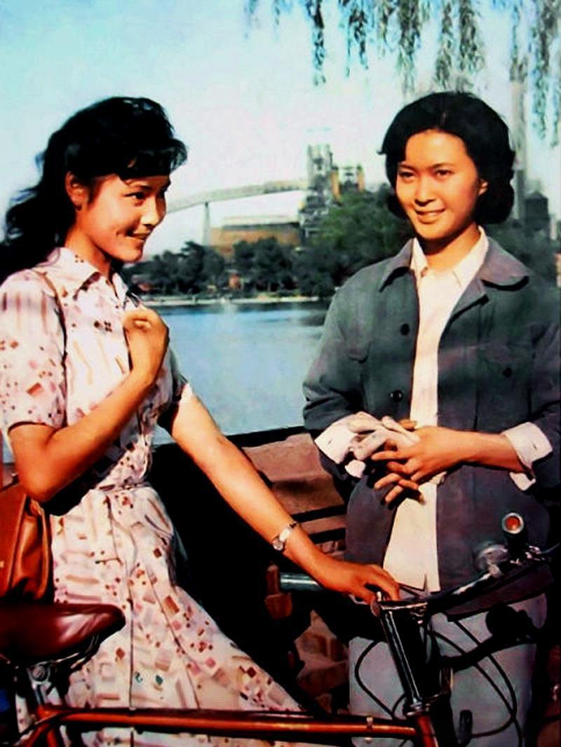 来猜猜八十年代经典老电影剧照！
湖边有自行车，还有两种八十年代的穿搭，两位家喻户