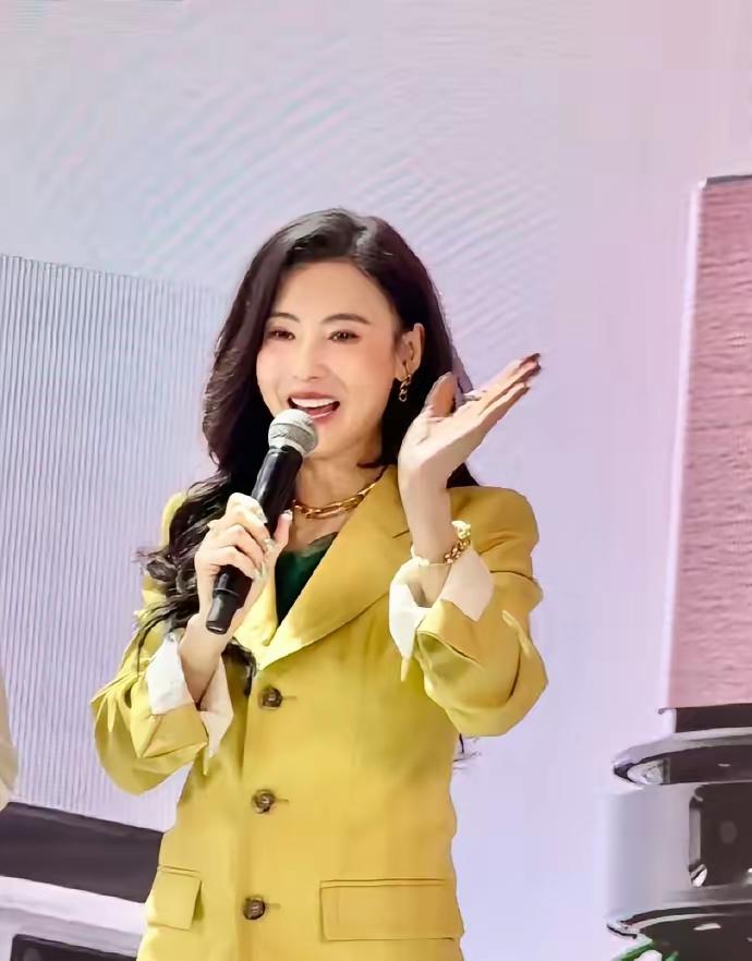 3月12日，张柏芝惊艳亮相上海出席线下活动！
镜头下的她身穿黄色工装西服套装，内