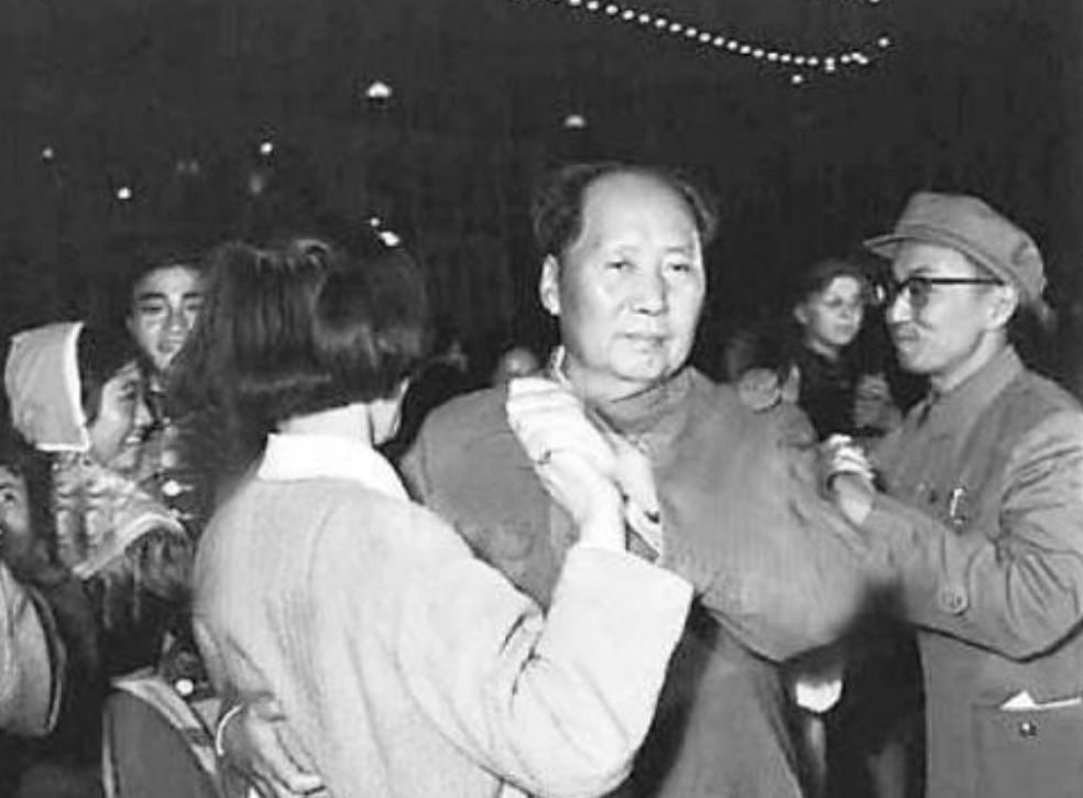 1958年3月，军委办公厅的一次夜间碰头会上，精简部队的方案被逐条审读。会上忽有