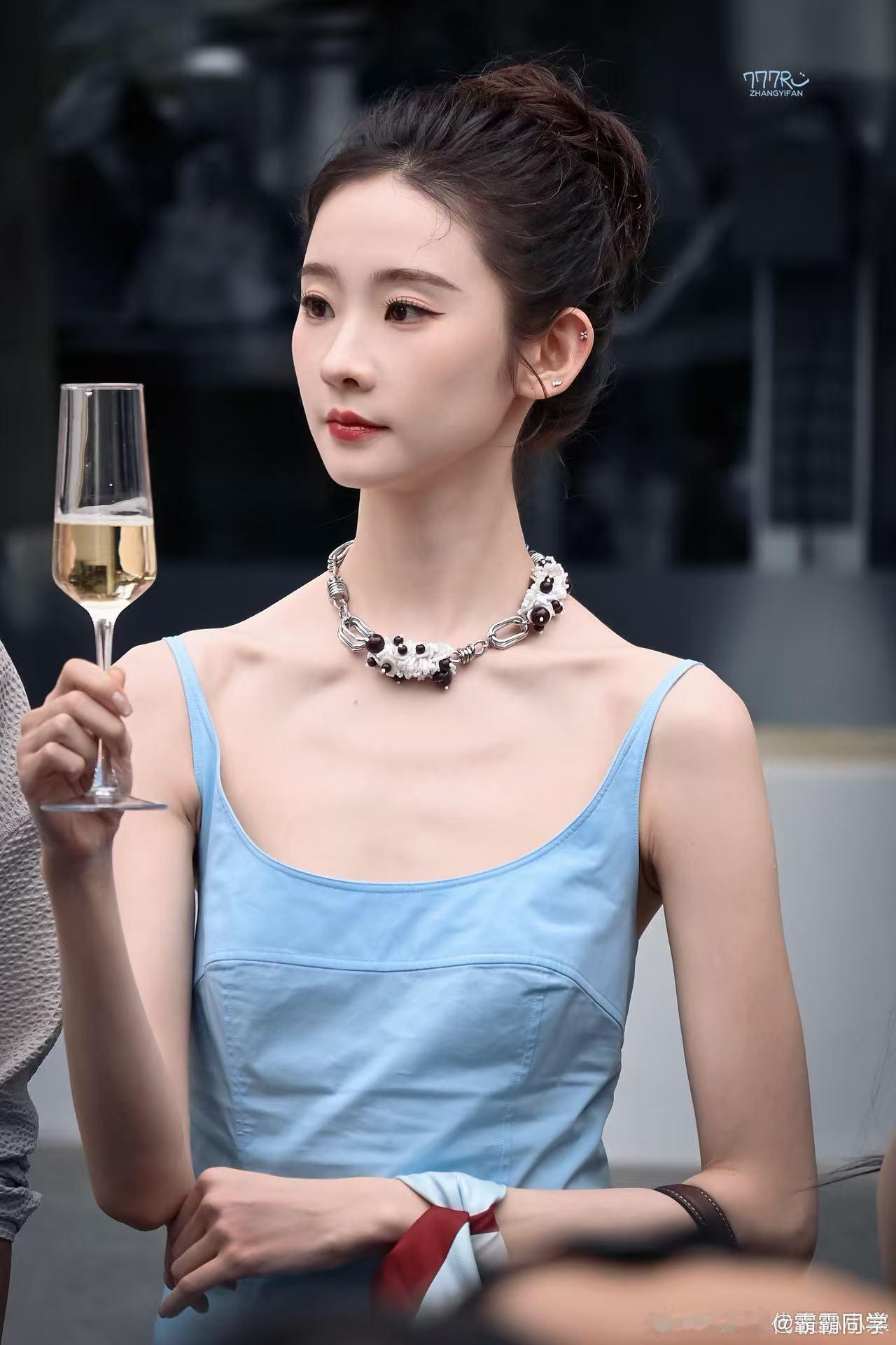 张艺凡冷白皮张艺凡白到我近视都好了 张艺凡的冷白皮真的太绝了，在人群里一眼就能看