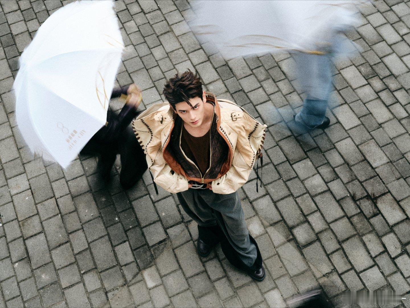 姚弛礼服是废弃皮革做的 讲真，姚弛这次红毯造型有点东西！把“废弃皮革”驾驭的太大