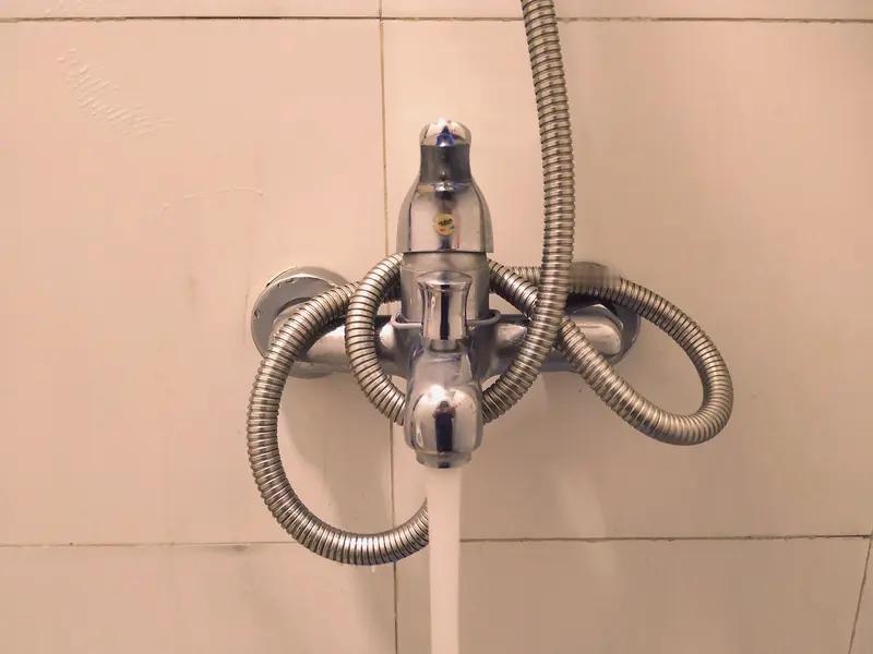 1月19日甘肃兰州，人怎么能捅出这么大的篓子~女子洗完澡9小时忘关热水器水阀，水