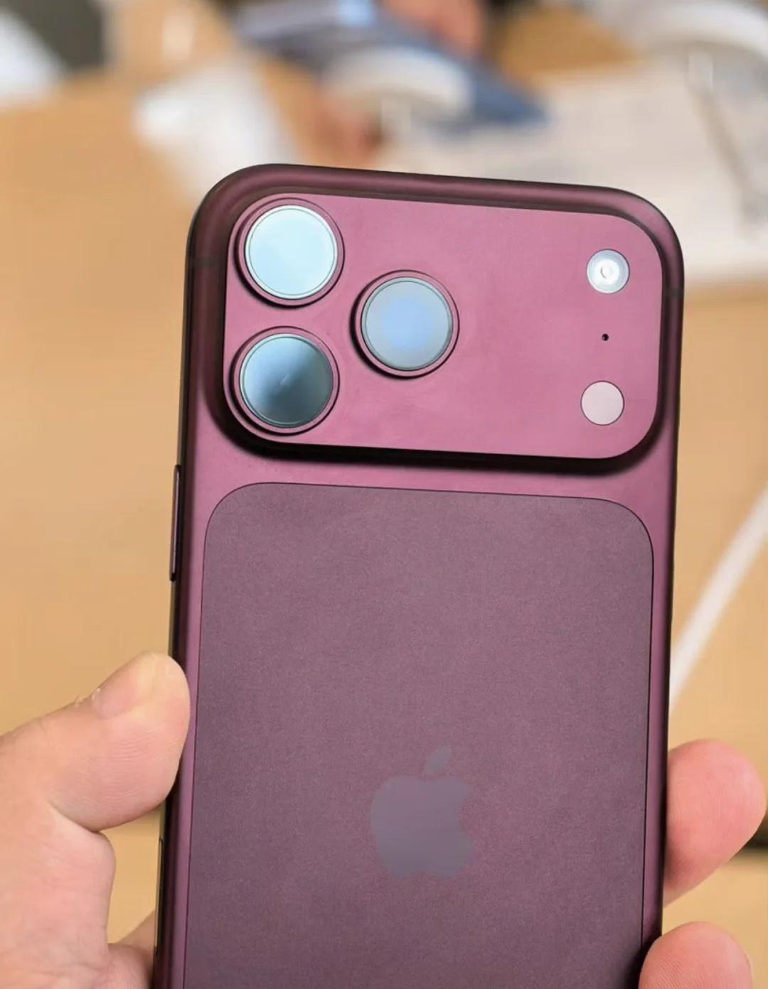 iPhone 18 Pro Max翻车？扬声器异响
刚上手的 iPhone 18