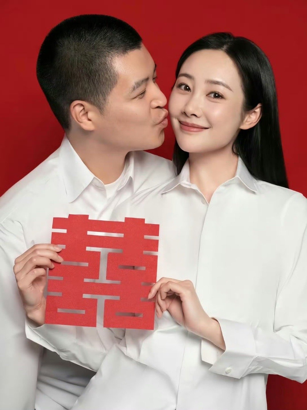 偶遇李纯马頔挽手逛街这俩很幸福啊很低调啊！而且两个逛街就是甜甜的小情侣期待两个人