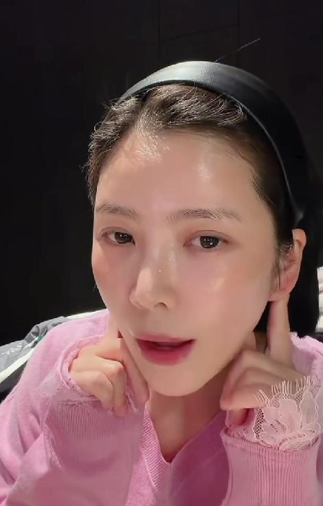 王灿自曝耳朵做了四次手术，直言后悔小时候打耳洞！
最近王灿在分享自己的经历时，自