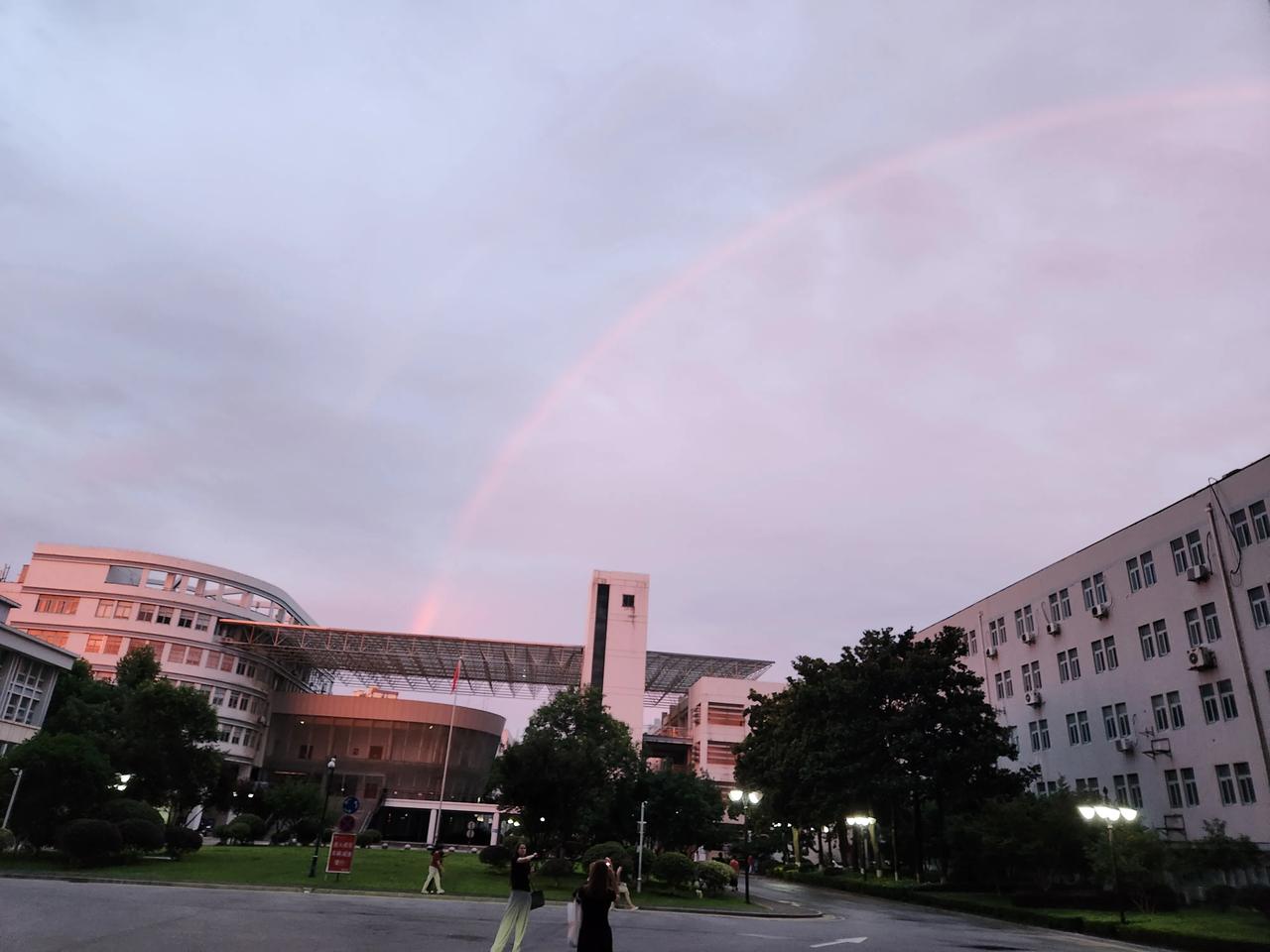 南京出彩虹了
现在南京是黄梅天，天气湿热，一会下一点雨，空气湿度接近100%，让