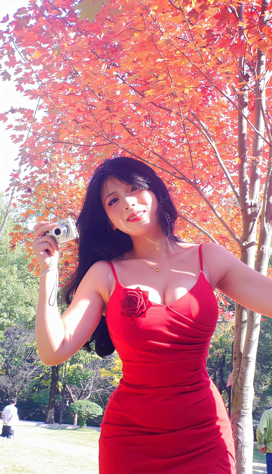 七绝●枫叶红季  

又到深秋去赏枫，
阳光照射叶鲜红。
微黄浅紫心情美，
后摄