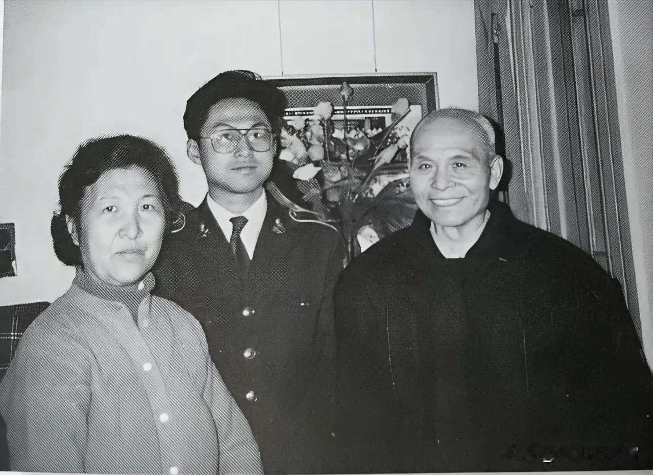 1980年，特赦后的邱行湘飞台探亲。蒋经国那边得了信，派人扛来一捆钞票，堆得像座