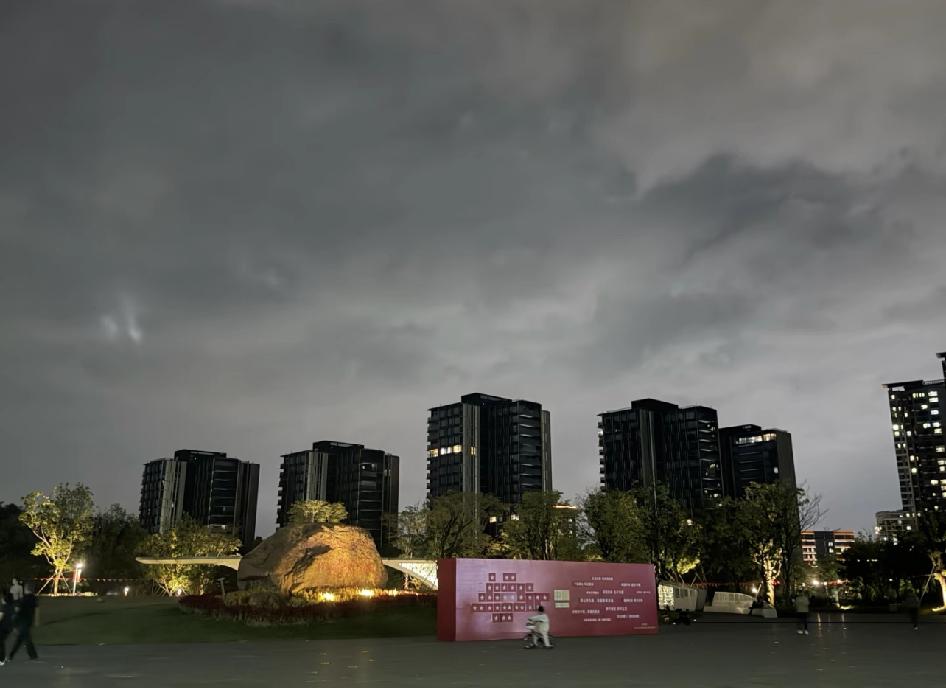 松山湖有些小区的入住率是真低。

一个小区就几户人家亮灯，看着挺空的。这房子可不