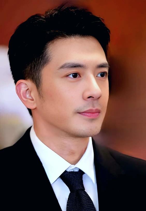 这两张帅脸你更喜欢哪一张，两位帅哥都帅得让人移不开眼，简直就是男人中的颜值天板，