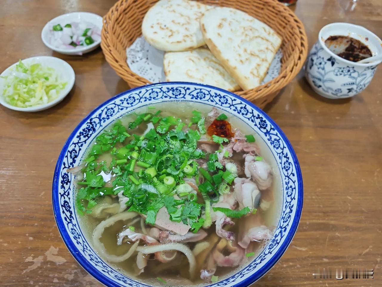 我在西安点的
澄城水盆羊肉
帮忙看看正宗吗？
水盆和羊肉泡主要的区别是啥？