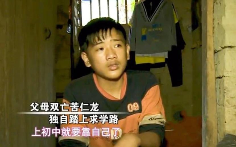 广西一13岁男孩，童年痛失双亲，但变成孤儿的他并不信命，饿了他就去捡烂苹果吃，没