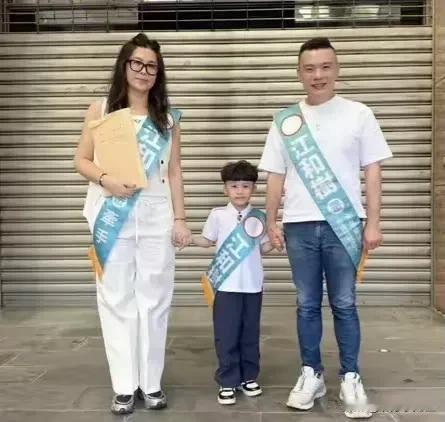 民众党台中市议员江和树今天在妻子、儿子、孙子的陪同下赶赴台中市选委会登记参选，力