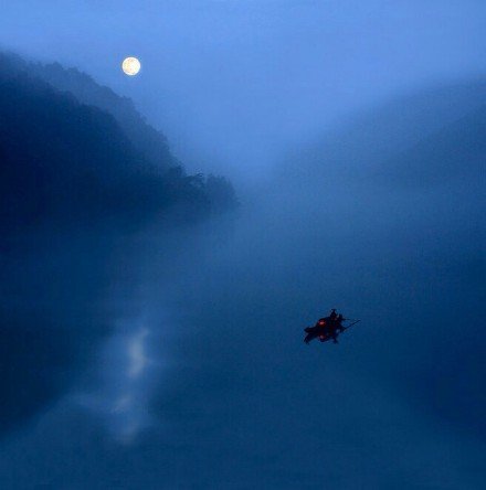 幽庭坐虚寂，月出青松林。流光入禅户，凉思满衣襟。——梦观法师《虚亭秋月为实上人作